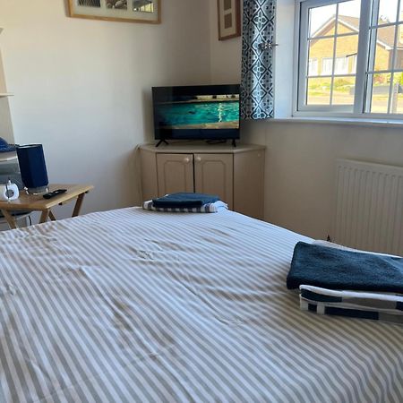 Double Room At The Bungalow With Shared Shower Room Kettering Exterior foto
